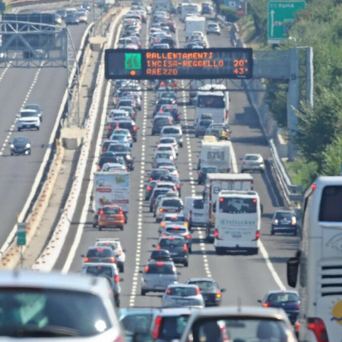 Ponte 2 giugno, traffico da bollino rosso: dalla chiusura del Brennero ai cantieri autostradali in Liguria, cosa c’è da sapere e gli orari migliori per la partenza