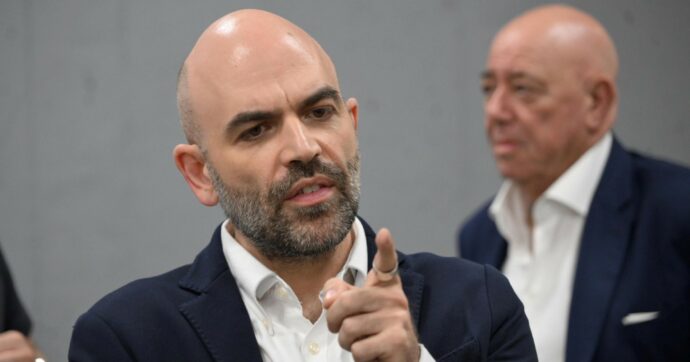 “Basta Gomorra”. Striscioni contro Roberto Saviano