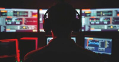 Copertina di Spionaggi, lo storico Aldo Giannuli: “Il sistema istituzionale è impazzito: c’è solo caos”