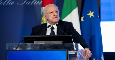 Copertina di Lettere, liste e nomine: così De Luca vuol tenersi il potere