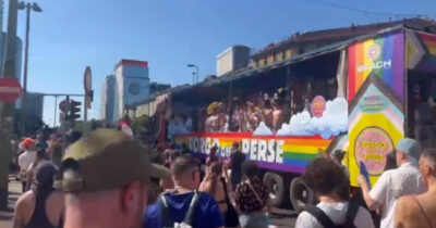 Copertina di Migliaia di persone al Milano Pride 2025, canzoni, balli e bandiere arcobaleno: il corteo tra le strade del capoluogo