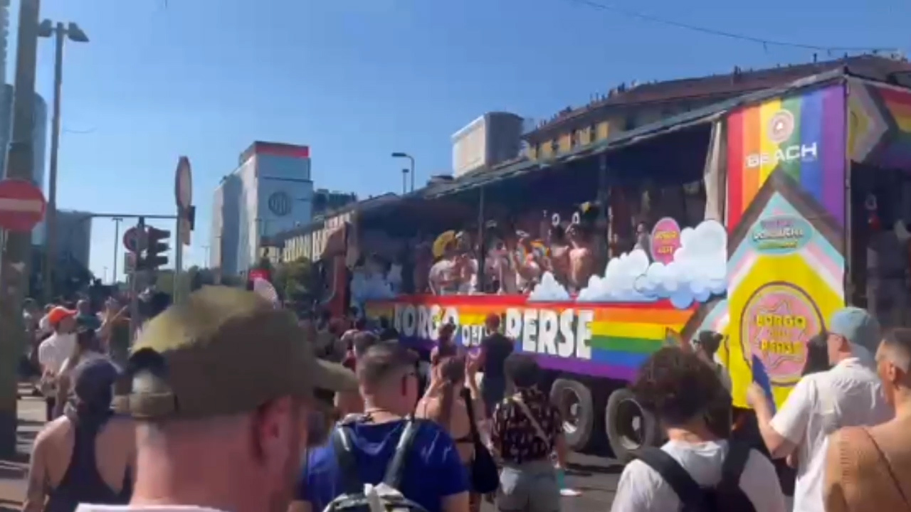 Migliaia di persone al Milano Pride 2025, canzoni, balli e bandiere arcobaleno: il corteo tra le strade del capoluogo Migliaia di persone al Milano Pride 2025, canzoni, balli e bandiere arcobaleno: il corteo tra le strade del capoluogo