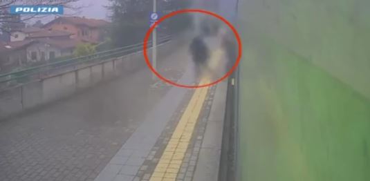 aggressioni e rapine sui treni regionali milano lecco arrestati due minorenni