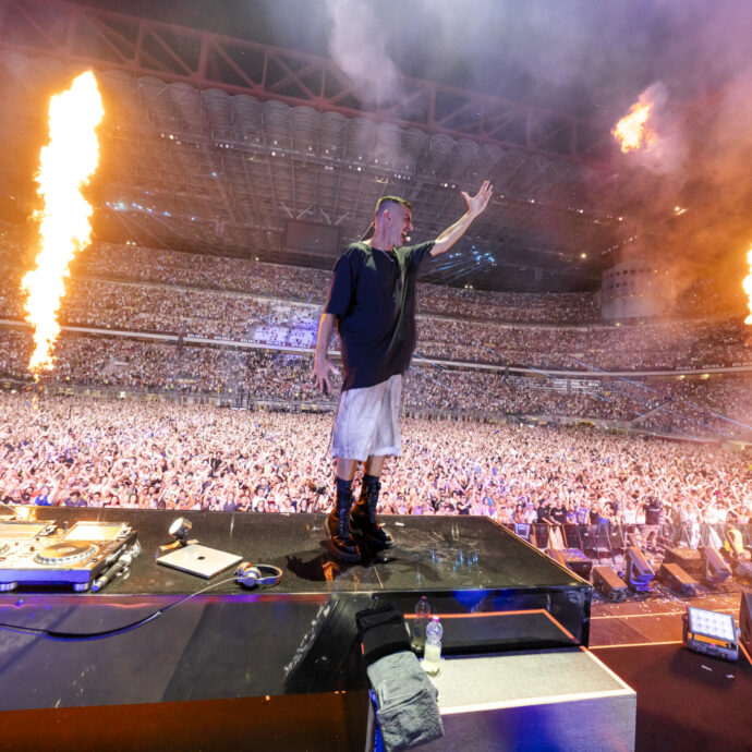 “Ho voluto San Siro come una festa serena per dimenticare per qualche ora quello che accade fuori da qui”: Gabry Ponte ribalta lo stadio in un discoteca