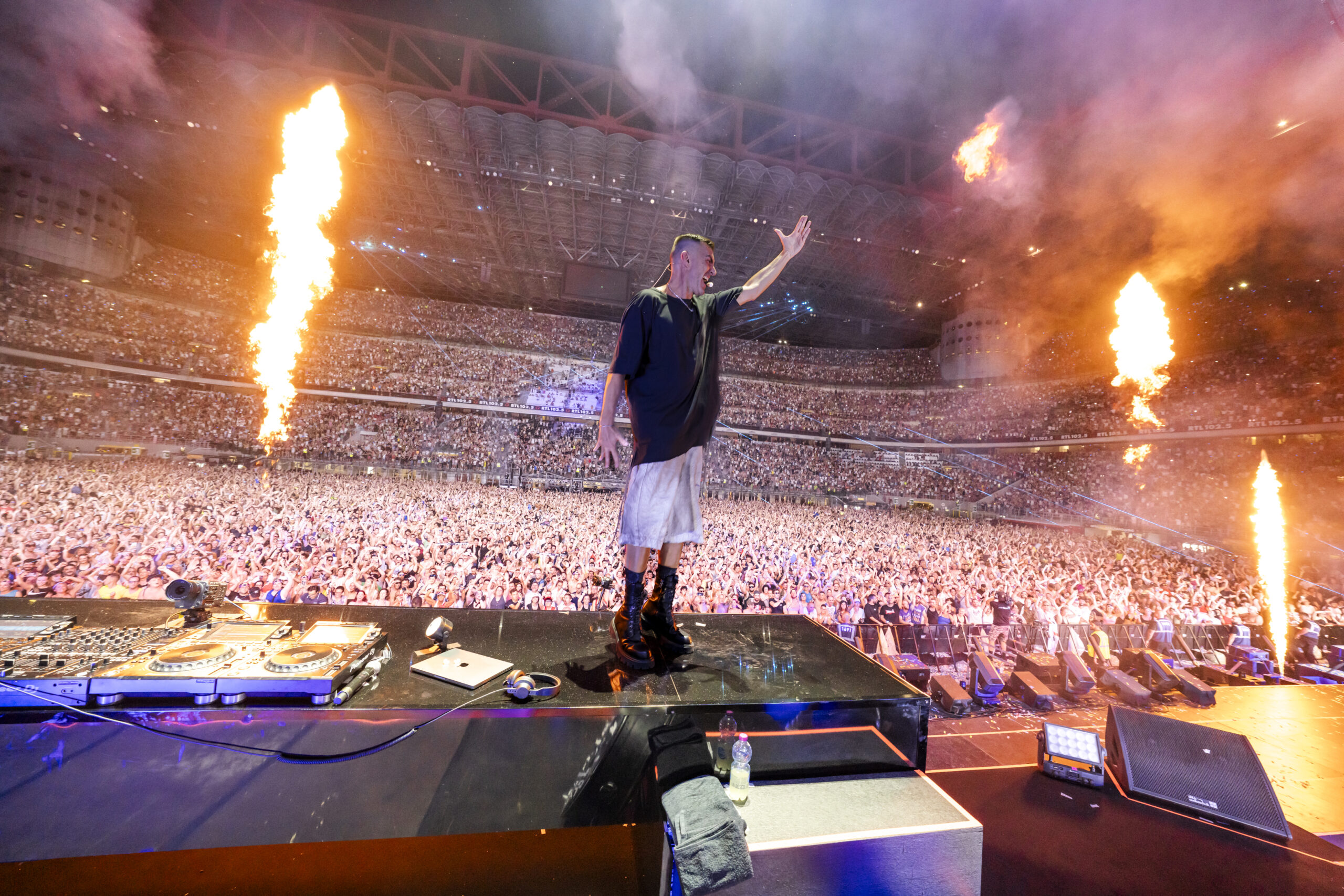 “Ho voluto San Siro come una festa serena per dimenticare per qualche ora quello che accade fuori da qui”: Gabry Ponte ribalta lo stadio in un discoteca “Ho voluto San Siro come una festa serena per dimenticare per qualche ora quello che accade fuori da qui”: Gabry Ponte ribalta lo stadio in un discoteca