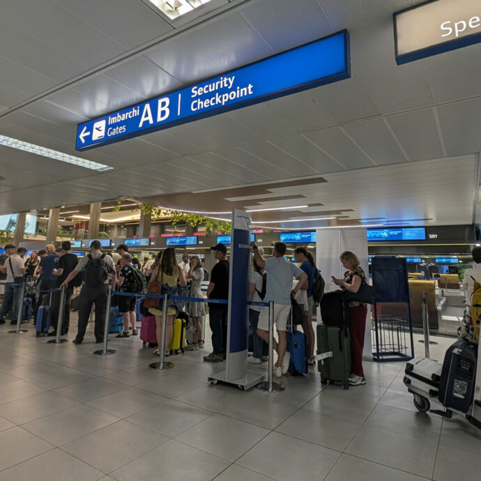 Svenimenti e attacchi di vomito: caos a Linate per i nuovi controlli EES. EasyJet decolla lasciando 121 passeggeri a terra