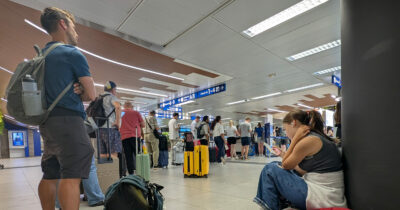 Copertina di L’estate dei viaggi parte male: il “sabato nero” degli aeroporti del Nord accecati dal flop dei radar. Cos’è successo
