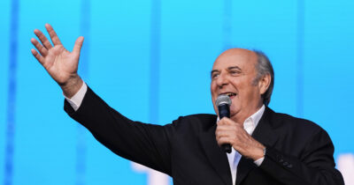 Copertina di La Ruota della Fortuna batte Affari Tuoi: il colpo di scena televisivo è servito. Scotti al 24,2% di share, De Martino al 22,6%: il commento dello ‘zio Gerry’