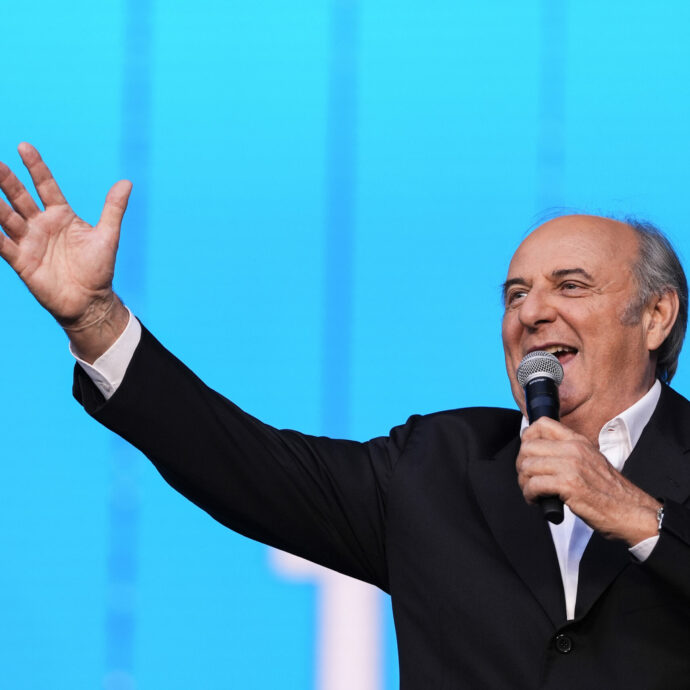 La Ruota della Fortuna batte Affari Tuoi: il colpo di scena televisivo è servito. Scotti al 24,2% di share, De Martino al 22,6%: il commento dello ‘zio Gerry’