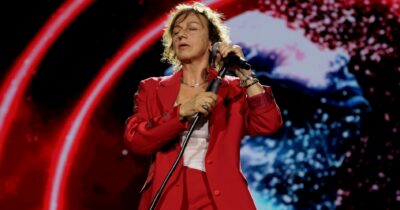 Copertina di Gianna Nannini ha un incidente mentre si esibisce sul palco: urta il braccio e si procura una frattura al radio