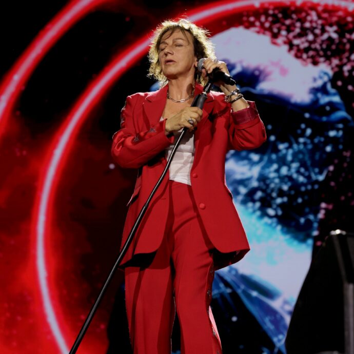 Gianna Nannini ha un incidente mentre si esibisce sul palco: urta il braccio e si procura una frattura al radio