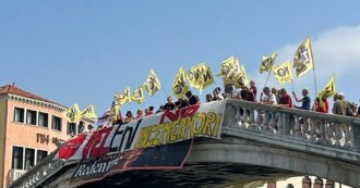 Eni battuta dai comitati: stop all’inceneritore di fanghi a Porto Marghera. Decisivo il parere dell’Iss