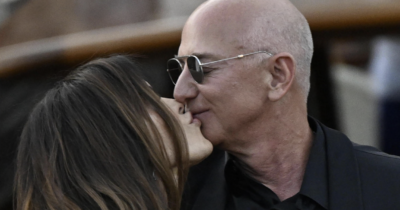 Copertina di Jeff Bezos, Lauren Sánchez e l’ultima festa a Venezia in pigiami eleganti: il party “Dolce Notte” all’Arsenale tra balli e baci. Vietati i telefonini