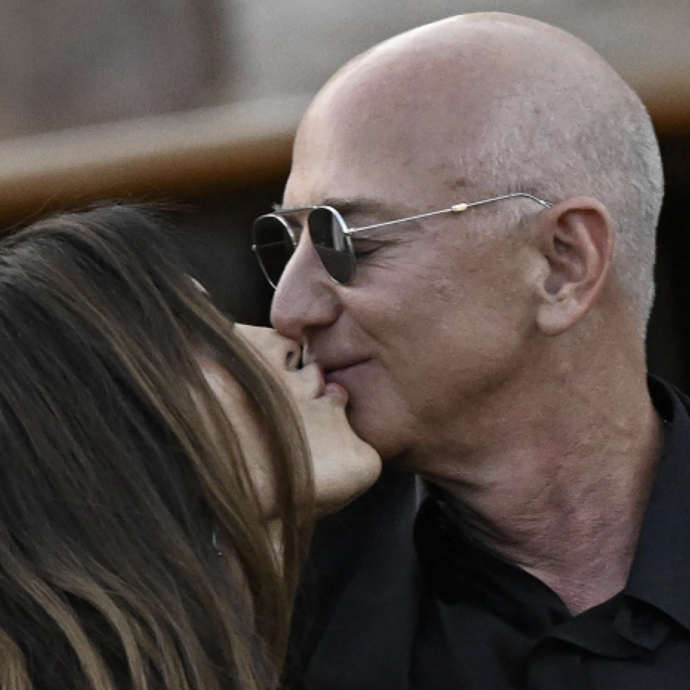 Jeff Bezos, Lauren Sánchez e l’ultima festa a Venezia in pigiami eleganti: il party “Dolce Notte” all’Arsenale tra balli e baci. Vietati i telefonini