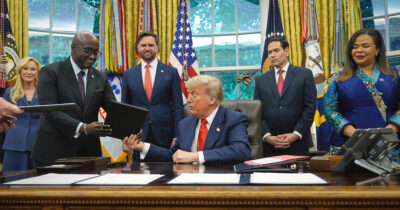 Copertina di Trump si intesta anche la pace tra Congo e Rwanda. Prezzo (e silenzi) di un accordo iniquo e forse inutile