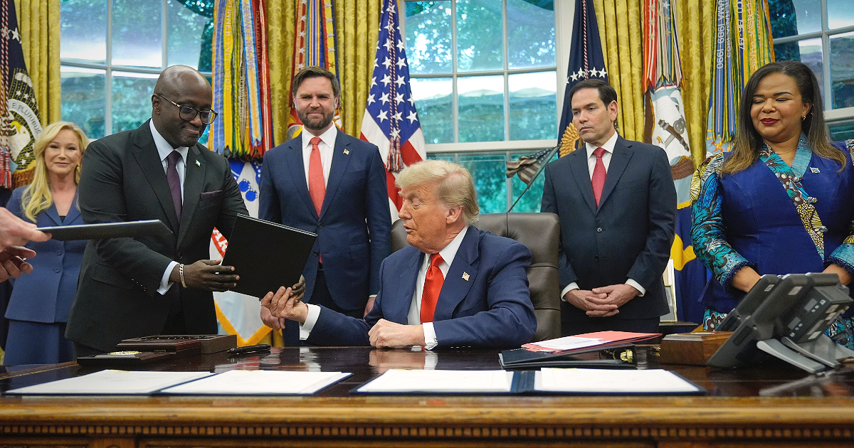 Trump si intesta anche la pace tra Congo e Rwanda. Prezzo (e silenzi) di un accordo iniquo e forse inutile Trump si intesta anche la pace tra Congo e Rwanda. Prezzo (e silenzi) di un accordo iniquo e forse inutile