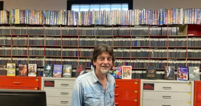 Copertina di Il Video Club di Imola che resiste da 40 anni. Il titolare Carlo Torri come Highlander: “Sono rimasto l’unico”