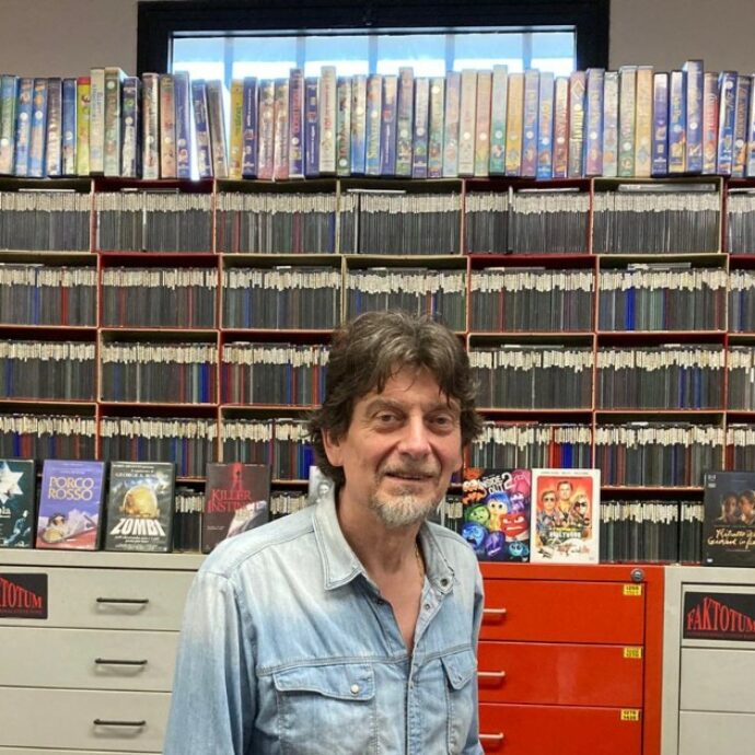 Il Video Club di Imola che resiste da 40 anni. Il titolare Carlo Torri come Highlander: “Sono rimasto l’unico”
