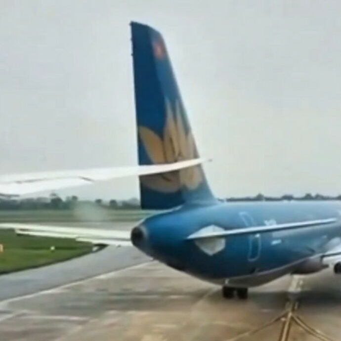 Incidente tra due aerei poco prima del decollo: il Boeing ha tagliato il timone come un coltello. La compagnia Vietnam Airlines ha sospeso quattro piloti