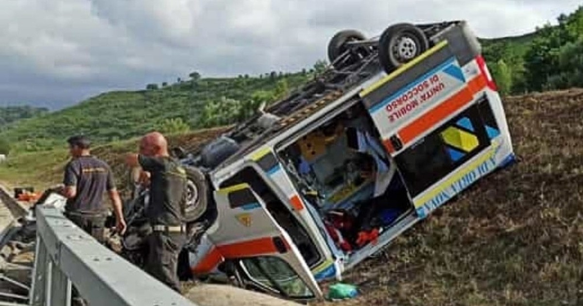 Ambulanza si ribalta durante trasporto di un paziente, cinque feriti sulla A2 Ambulanza si ribalta durante trasporto di un paziente, cinque feriti sulla A2