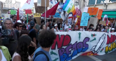 Copertina di “No Bezos no war”: la protesta a Venezia contro il matrimonio del fondatore di Amazon – Video