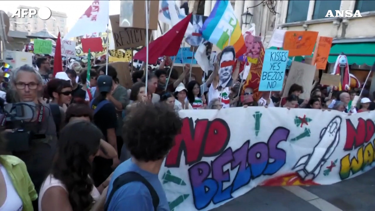 “No Bezos no war”: la protesta a Venezia contro il matrimonio del fondatore di Amazon – Video “No Bezos no war”: la protesta a Venezia contro il matrimonio del fondatore di Amazon – Video