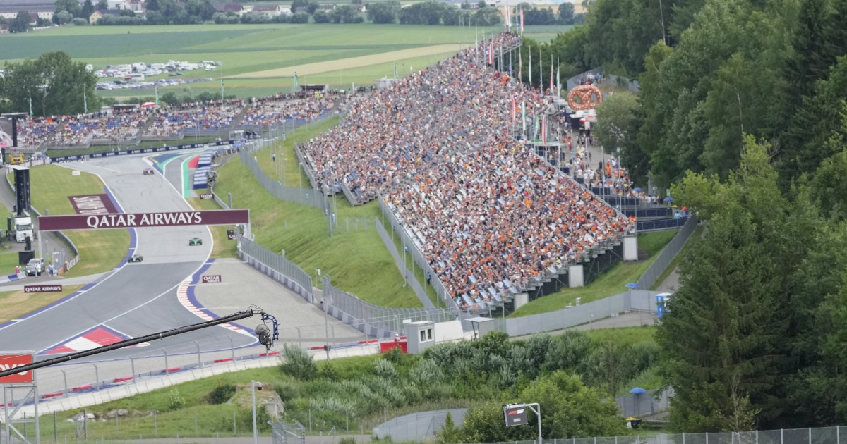 Gran Premio d’Austria di Formula 1, incidente sulla pista: gru colpisce cartellone pubblicitario Gran Premio d’Austria di Formula 1, incidente sulla pista: gru colpisce cartellone pubblicitario