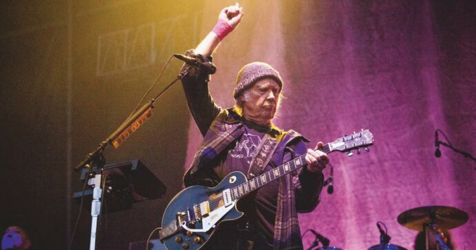 Fumantino, ecologista, militante: la fiamma di Neil Young è eterna