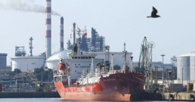 Copertina di Iran-Occidente, poker su Hormuz. Affare da 7 miliardi di barili l’anno