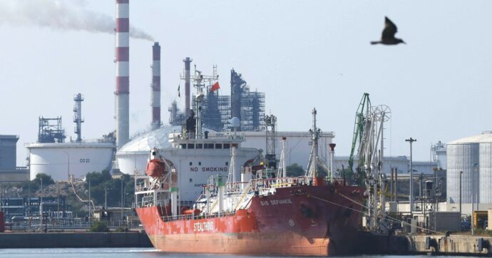 Iran-Occidente, poker su Hormuz. Affare da 7 miliardi di barili l’anno