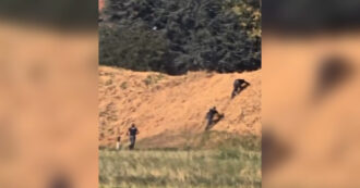 Copertina di Caos all’aeroporto di Bologna, migrante espulso scappa lungo la pista: voli sospesi. Le immagini dell’inseguimento