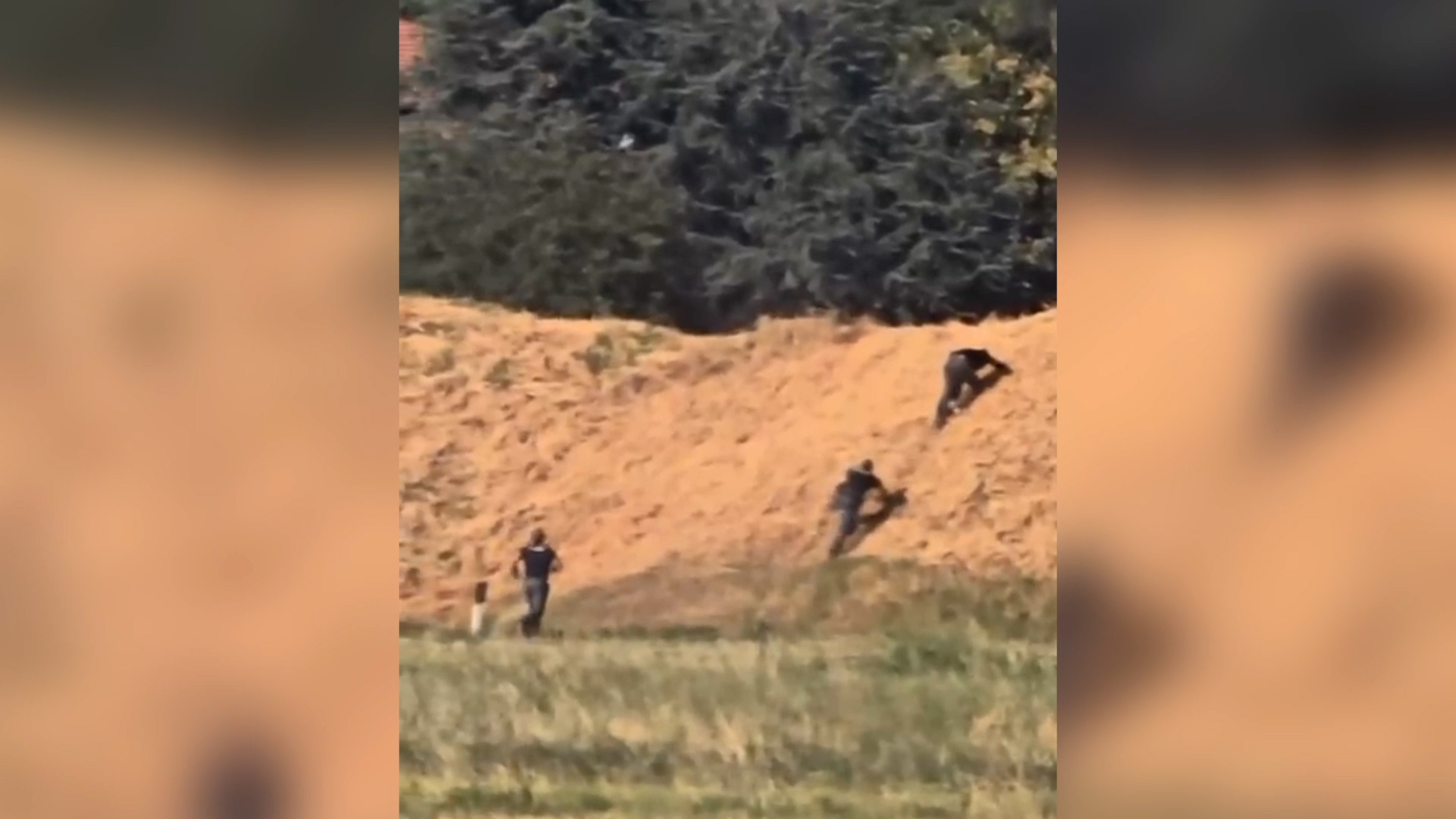 Caos all’aeroporto di Bologna, migrante espulso scappa lungo la pista: voli sospesi. Le immagini dell’inseguimento Caos all’aeroporto di Bologna, migrante espulso scappa lungo la pista: voli sospesi. Le immagini dell’inseguimento