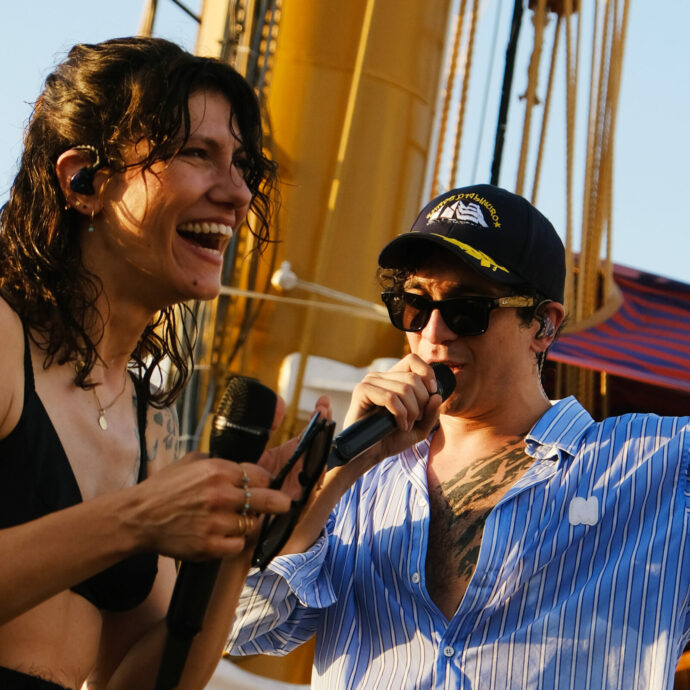 Elisa canta in barca al largo di Trieste. Tra gli ospiti a bordo: Emma, Tananai, Rkomi, Shablo e Samuel dei Subsonica – IL VIDEO