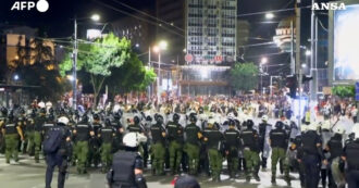 Copertina di Scontri tra polizia e manifestanti a Belgrado: la protesta antigovernativa degli studenti – Video