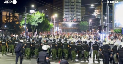 Copertina di Scontri tra polizia e manifestanti a Belgrado: la protesta antigovernativa degli studenti – Video