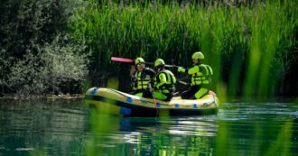 Copertina di Rovigo, donna e bimbo di un anno trovati morti in un laghetto artificiale