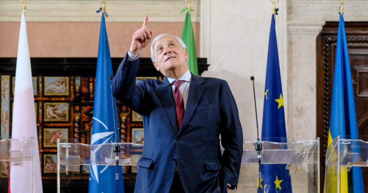 Tajani insiste: “Le bandiera europea è blu come il manto della Madonna e con le 12 stelle delle tribù d’Israele”. E il post su X viene segnalato Tajani insiste: “Le bandiera europea è blu come il manto della Madonna e con le 12 stelle delle tribù d’Israele”. E il post su X viene segnalato