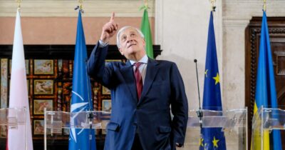 Copertina di Tajani insiste: “Le bandiera europea è blu come il manto della Madonna e con le 12 stelle delle tribù d’Israele”. E il post su X viene segnalato
