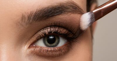Copertina di Come truccarsi per una cerimonia d’estate? I consigli del make-up artist per un look impeccabile e duraturo anche con caldo e afa