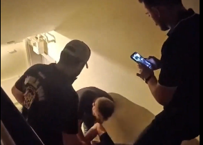 Copertina di Turchia, autore satirico arrestato per una caricatura di Maometto. Militanti islamisti tentano l’assalto al giornale