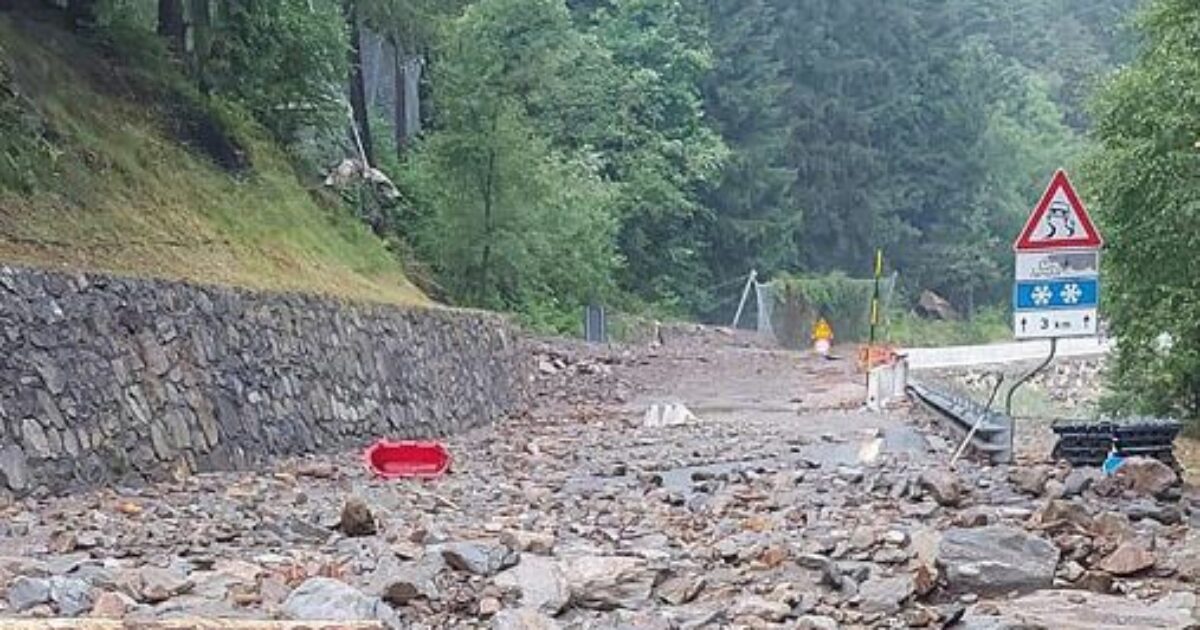 nubifragio su cogne provoca due frane sulla strada regionale paese isolato