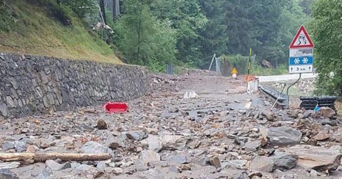 Nubifragio su Cogne provoca due frane sulla strada regionale: paese isolato