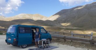 Copertina di Vacanze in camper, un trend in crescita. Il giornalista Acanfora: “Uno strumento per contrastare l’overtourism”
