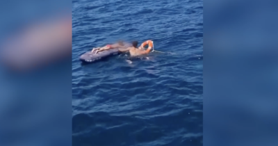 Copertina di Napoli, bambino di 5 anni trascinato con il materassino per chilometri: salvato dalla Guardia Costiera