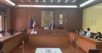 Copertina di “Dovete solo succhiare i Chupa Chups”: l’insulto del sindaco di Giffoni in consiglio comunale