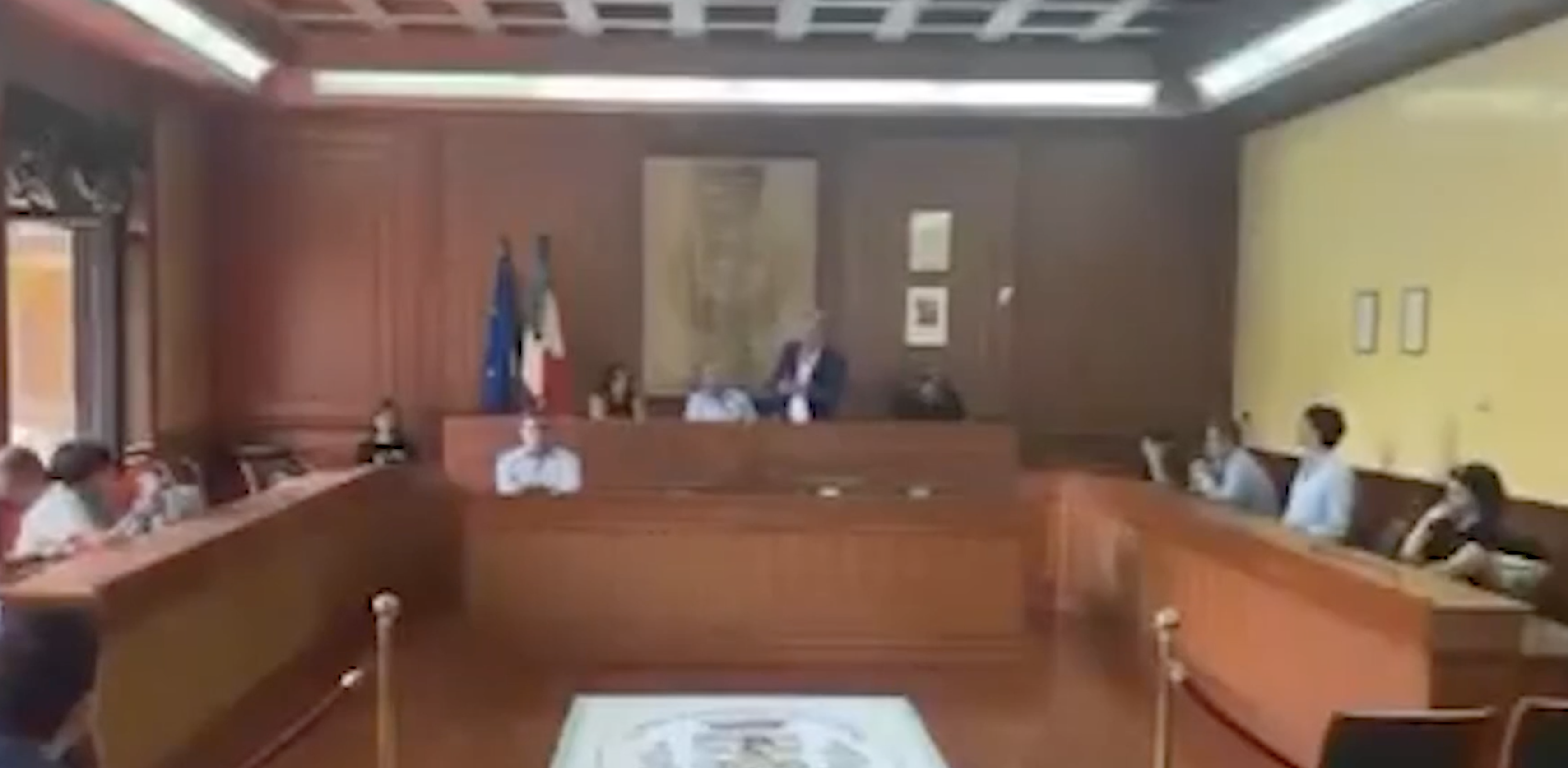 dovete solo succhiare i chupa chups l8217insulto del sindaco di giffoni in consiglio comunale