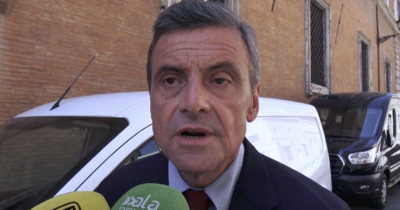 Copertina di Calenda vuole riscrivere la Costituzione: “Va fatto subito o la democrazia crollerà”