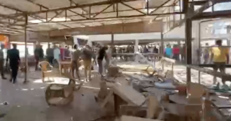 Copertina di Israele bombarda una caffetteria al porto di Gaza City: uccise 22 persone. Tra le vittime anche un fotoreporter