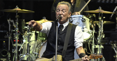 Copertina di “Siamo stati preoccupati, ma ora siamo spaventati”: Bruce Springsteen in concerto a Milano contro Donald Trump promette fiducioso una terra di speranza e sogni