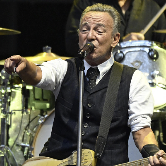 “Siamo stati preoccupati, ma ora siamo spaventati”: Bruce Springsteen in concerto a Milano contro Donald Trump promette fiducioso una terra di speranza e sogni